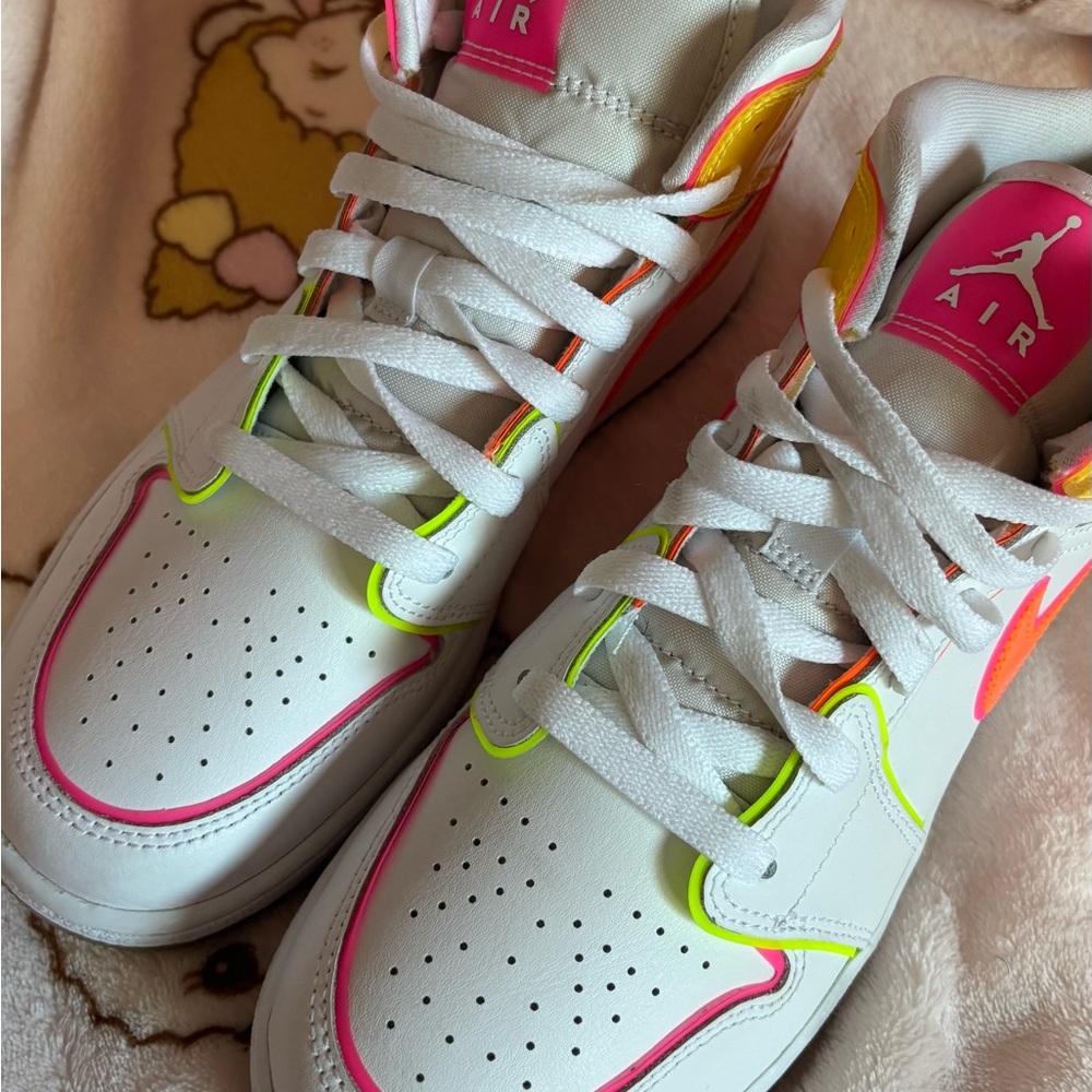 Jordan 1 Mid Edge Glow 6Y, excellent condition